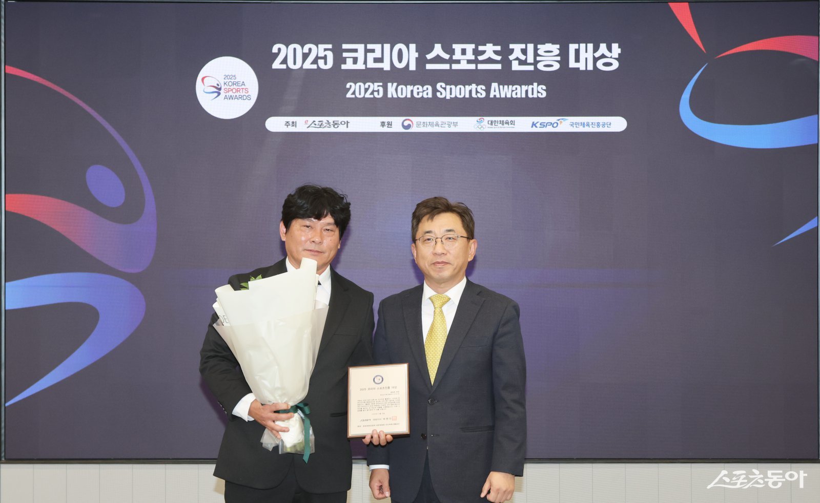 지난 18일 서울 종로구 동아미디어센터에서 ‘2025 코리아 스포츠진흥대상’ 시상식이 열린 가운데 이인근 부산진구축구협회장(왼쪽)이 박현진 스포츠동아 대표와 기념촬영을 하고 있다. (사진제공=스포츠동아)