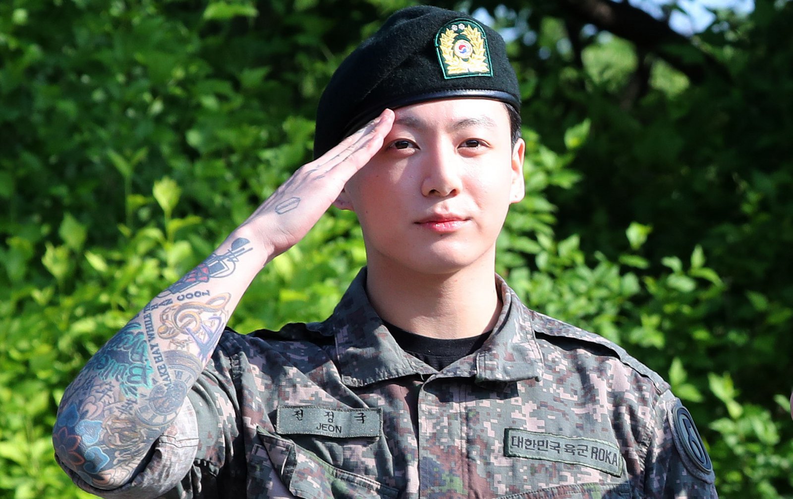 [연천=뉴시스] 김혜진 기자 = 군 복무를 마친 방탄소년단 정국이 11일 오전 경기도 연천군의 한 부대 인근에서 전역인사를 하고 있다. 2025.06.11. jini@newsis.com