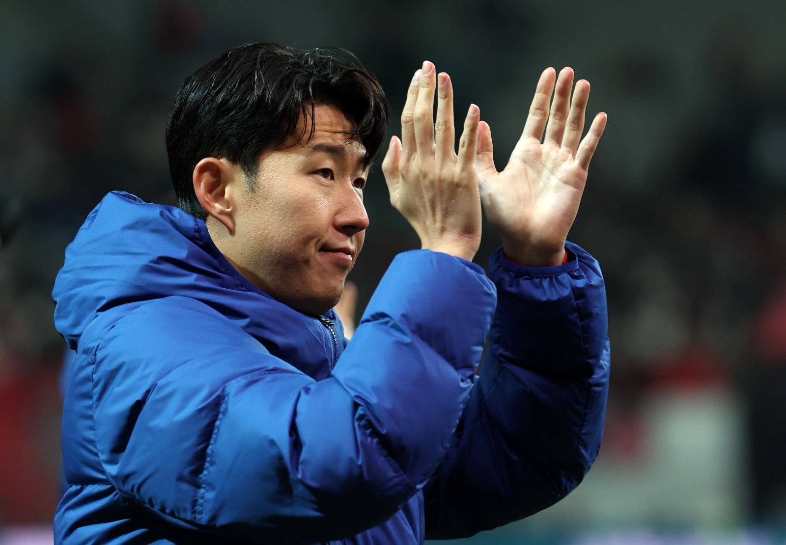 손흥민은 19일 서울중앙지방법원 형사20단독 임정빈 판사 심리로 열린 20대 여성 양모씨와 40대 남성 용모씨의 공갈 및 공갈미수 혐의 재판에 증인으로 나섰다. 18일 가나와 친선전이 끝난 뒤 관중에게 인사하는 손흥민. 상암|뉴시스