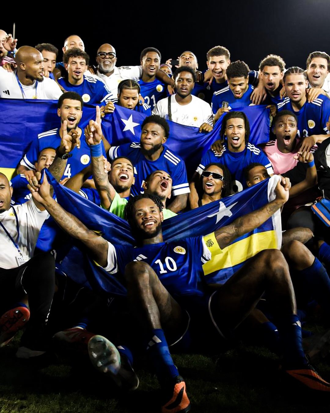 퀴라소는 19일(한국시간) 자메이카 킹스턴의 인디펜던스 파크에서 열린 2026북중미월드컵 북중미 예선 조별리그 B조 6차전 최종전 원정경기에서 자메이카와 0-0으로 비겨 월드컵 본선행을 확정했다. 퀴라소 선수들이 경기를 마친 뒤 기뻐하고 있다. 사진출처|퀴라소축구대표팀 페이스북