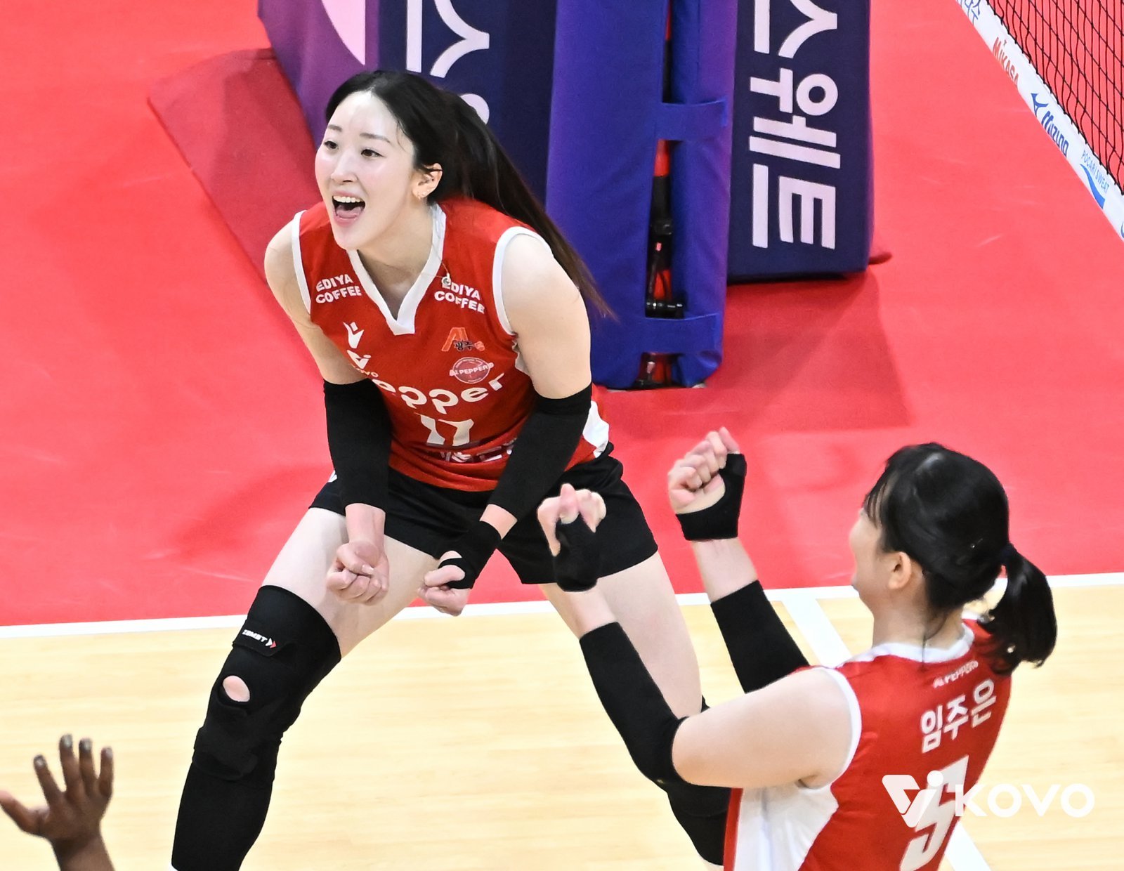 페퍼저축은행 ‘미녀 캡틴’ 고예림(왼쪽)이 18일 현대건설과 V리그 여자부 홈경기 도중 팀 득점에 환호하고 있다. 사진제공｜KOVO