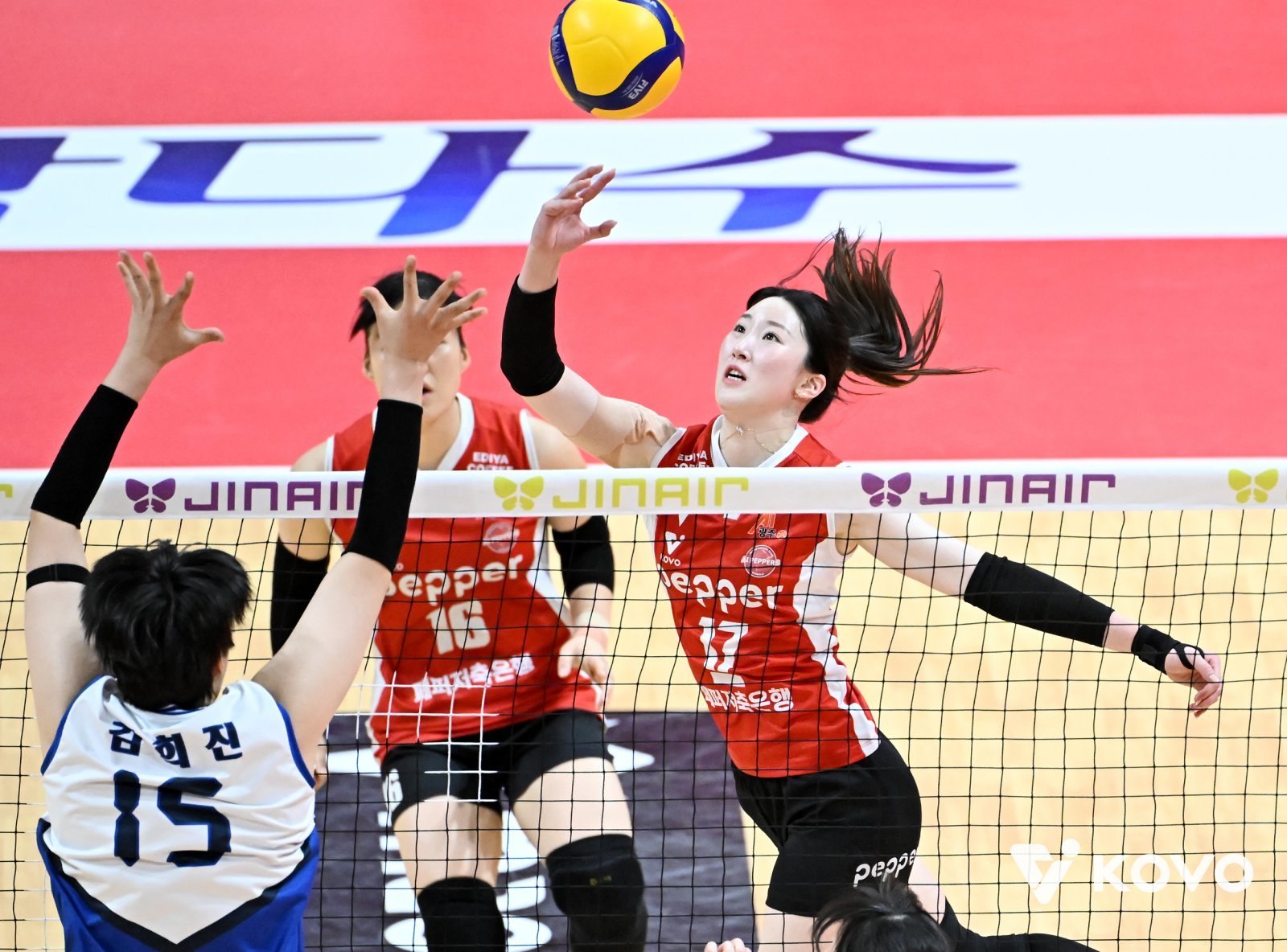 페퍼저축은행 ‘미녀 캡틴’ 고예림(오른쪽)이 18일 현대건설과 V리그 여자부 홈경기 도중 상대 블로커 김희진을 피해 공격을 시도하고 있다. 사진제공｜KOVO