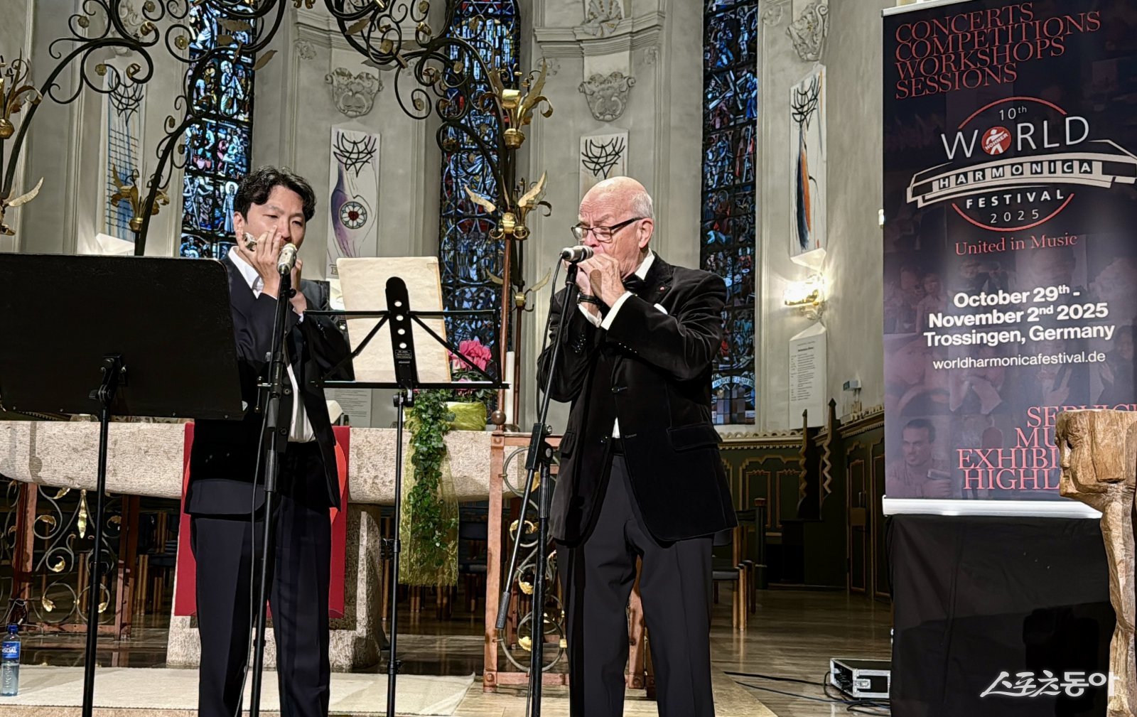 Tommy Reilly Memorial Concert’에서 지그문트 그로븐과 이윤석씨의 듀엣 무대.