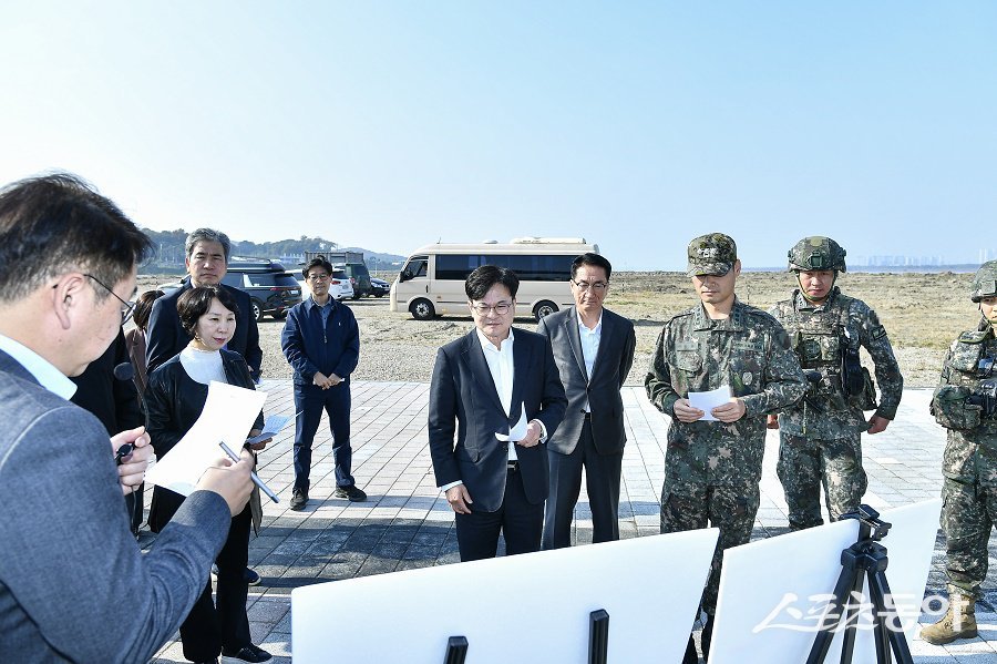 김포시, 고촌읍에 위치한 백마도에서 현장행정을 진행했다. 사진제공|김포시청