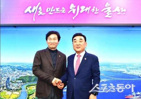 조현일 경산시장(왼쪽)이 지난 17일 김두겸 울산시장과 면담 후 기념촬영을 하고 있는 모습. 사진제공ㅣ경산시