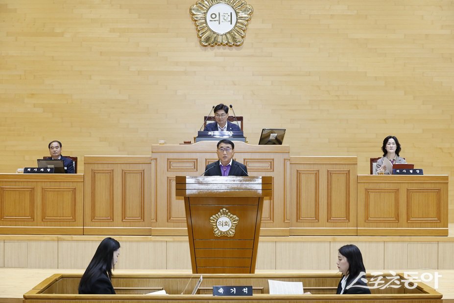 김대인 신안군수 권한대행이 19일 제332회 신안군의회 제2차 정례회에서 시정연설을 통해 2026년도 예산안 편성방향을 설명하고 있다. 사진제공=신안군