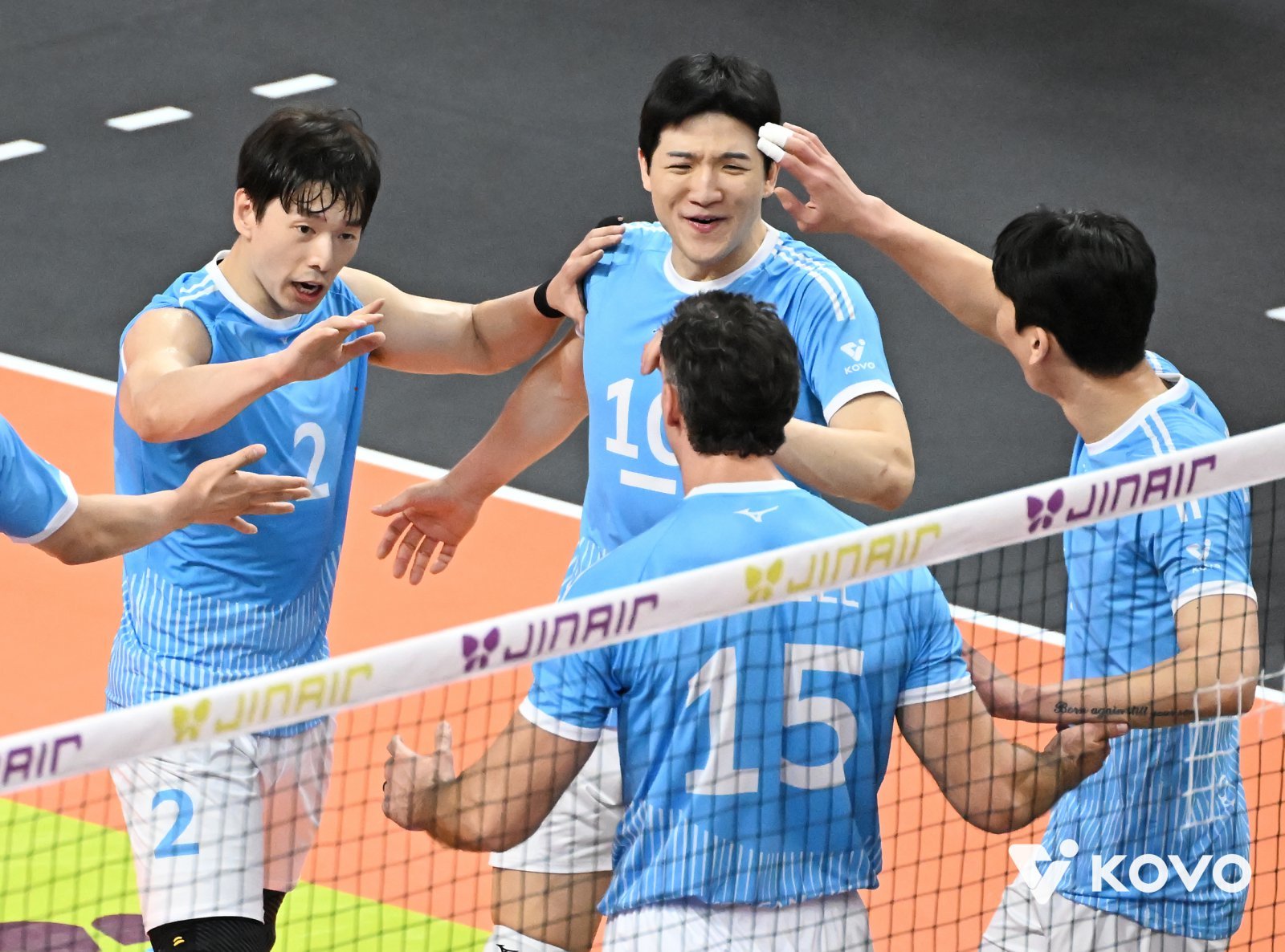 대한항공 정지석(가운데)과 한선수(왼쪽)가 9일 OK저축은행과 원정경기서 득점한 뒤 기뻐하고 있다. 사진제공|KOVO