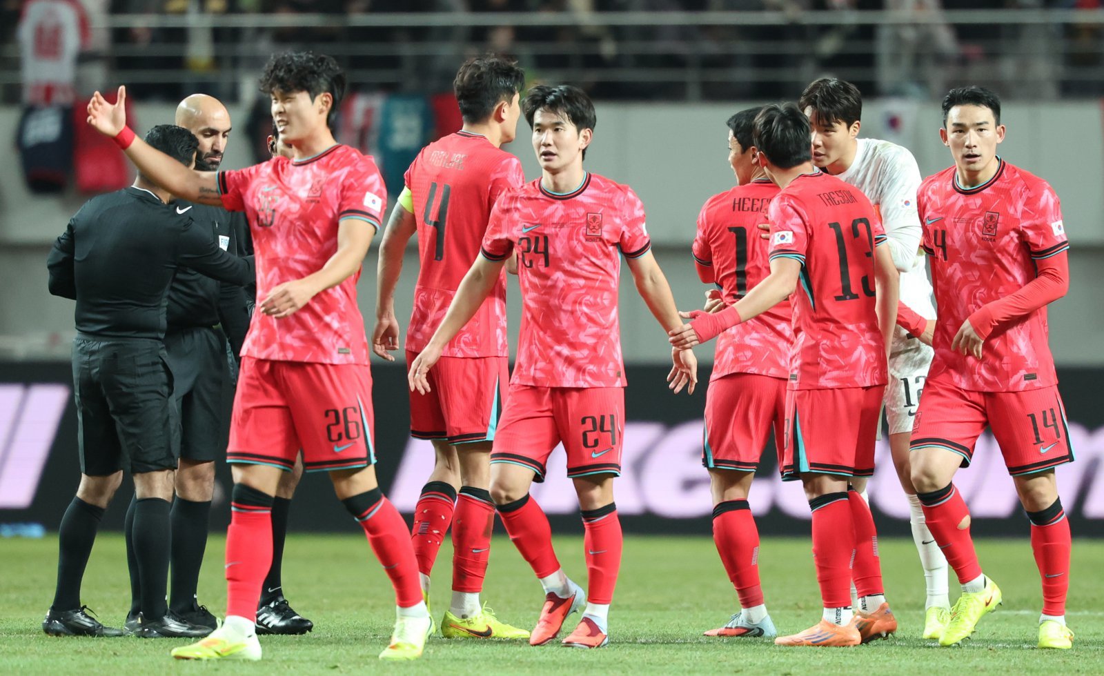 축구국가대표 선수들이 18일 서울월드컵경기장에서 열린 가나와 친선전에서 1-0으로 이긴 뒤 서로 격려하고 있다. 상암|뉴시스