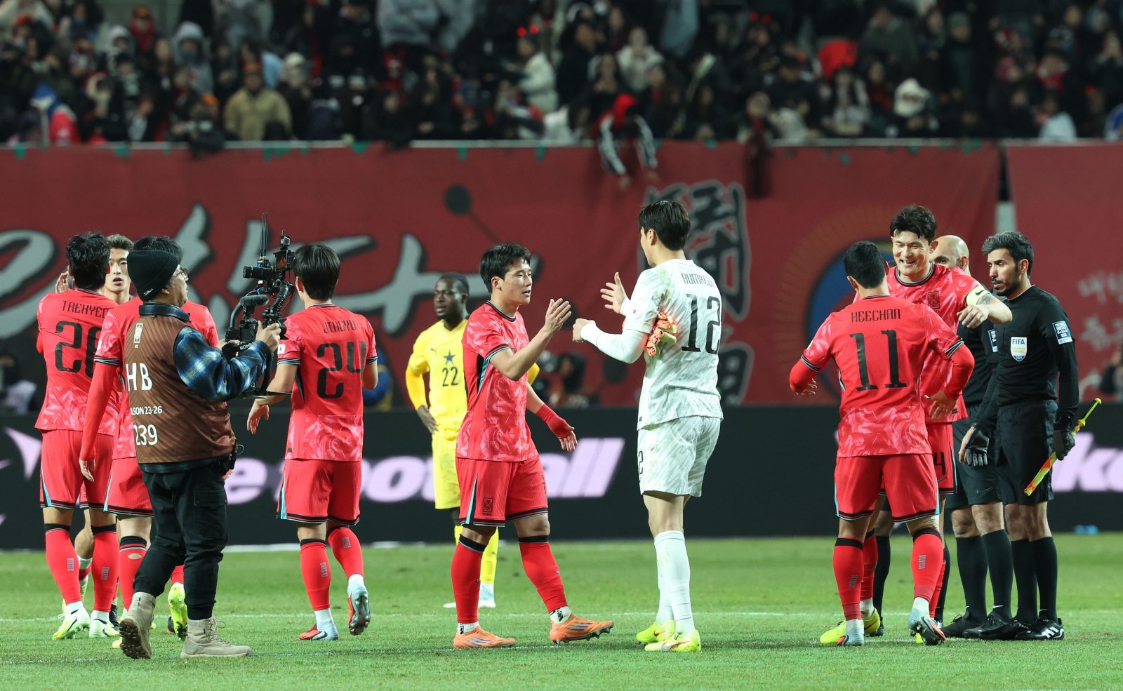 축구국가대표 선수들이 18일 서울월드컵경기장에서 열린 가나와 친선전에서 1-0으로 이긴 뒤 서로 격려하고 있다. 상암|뉴시스