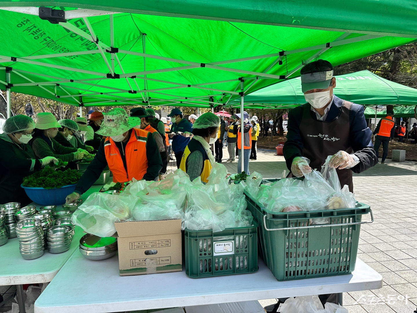 순천시자원봉사센터는 19일, 지역사회 나눔 문화 확산을 위해 이미애 씨(다비다농원 대표)가 쌀 10kg 10포대(총 100kg)를 기부했다고 밝혔다. 사진은 순천시자원봉사센터 ‘참! 좋은 사랑의 밥차’. 사진제공=순천시자원봉사센터