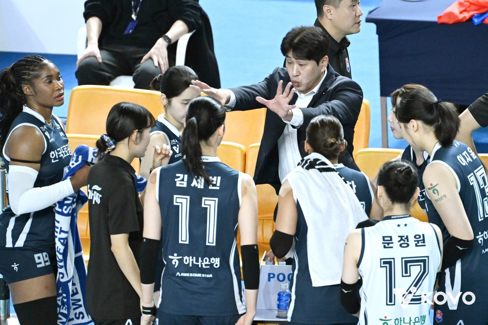 김종민 한국도로공사 감독(가운데)은 팀의 개막 7연승을 이끌었지만 아직도 배가 고프다. 창단 최다 연승(12연승)을 달린 2021~2022시즌보다 전력이 약하다는 생각에 유기적인 움직임은 늘리고 기복은 줄여야 한다고 강조했다. 사진제공│KOVO