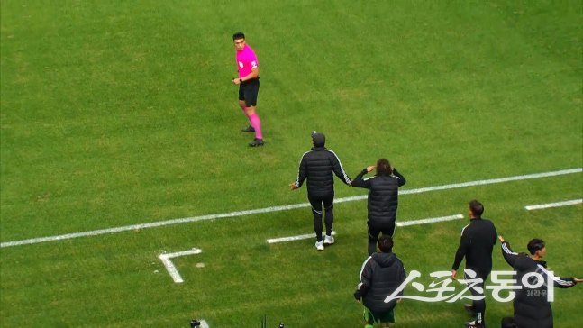 ‘인종차별 제스처 의심’ 전북 코치에게 출장정지 5경기, 제재금 2000만 원 중징계…전북은 재심 청구 절차 돌입, 여론도 싸늘