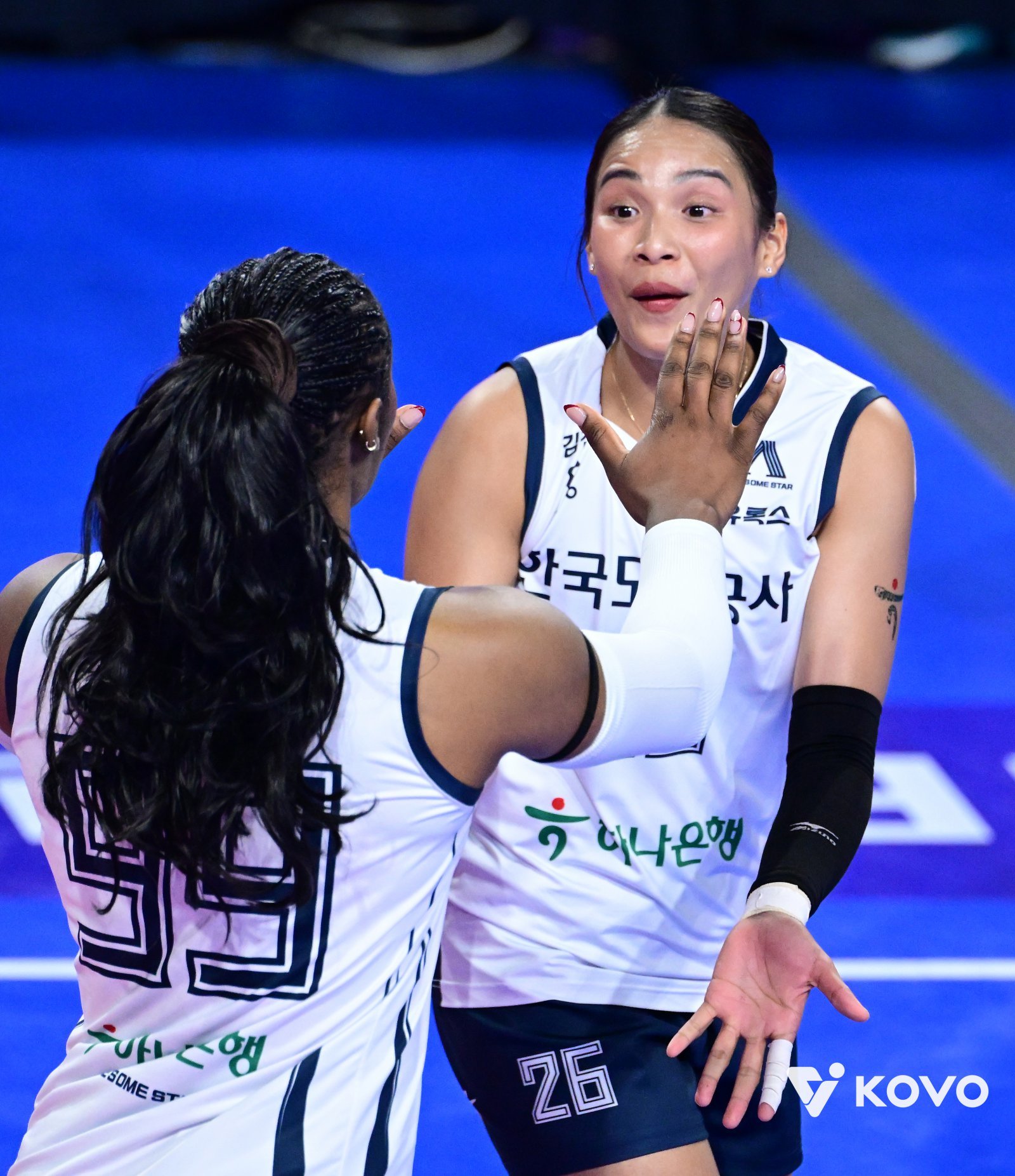 도로공사 모마(앞)와 타나차가 19일 화성종합체육관에서 벌어진 IBK기업은행과 V리그 여자부 2라운드 원정경기에서 득점한 뒤 기뻐하고 있다. 모마(17점), 강소휘(16점), 타나차(14점)가 도합 47점을 기록한 도로공사가 3-0으로 이겨 8연승을 달렸다. 사진제공│KOVO