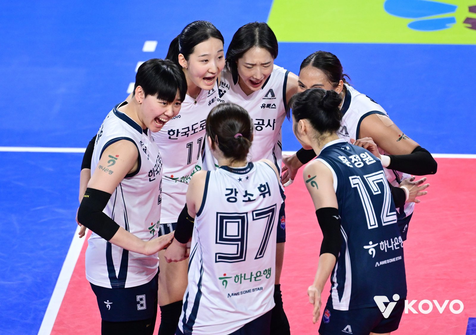 도로공사 선수들이 19일 화성종합체육관에서 벌어진 IBK기업은행과 V리그 여자부 2라운드 원정경기에서 득점한 뒤 기뻐하고 있다. 모마(17점), 강소휘(16점), 타나차(14점)가 도합 47점을 기록한 도로공사가 3-0으로 이겼다. 사진제공│KOVO