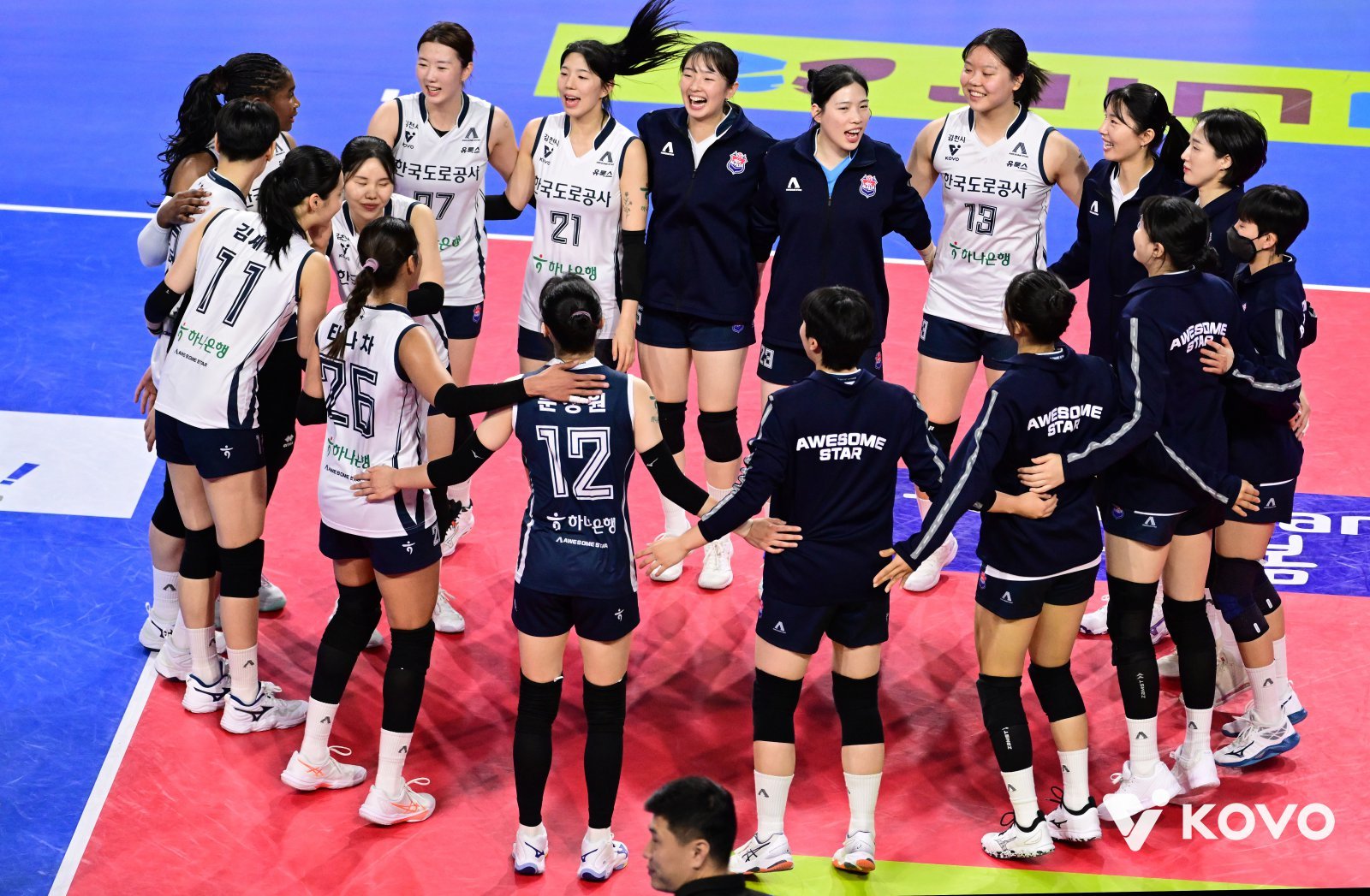 도로공사 선수들이 19일 화성종합체육관에서 벌어진 IBK기업은행과 V리그 여자부 2라운드 원정경기에서 3-0 완승을 거둔 뒤 8연승을 자축하고 있다. 모마(17점), 강소휘(16점), 타나차(14점)가 도합 47점을 기록한 화력이 승리의 원동력이었다. 사진제공│KOVO