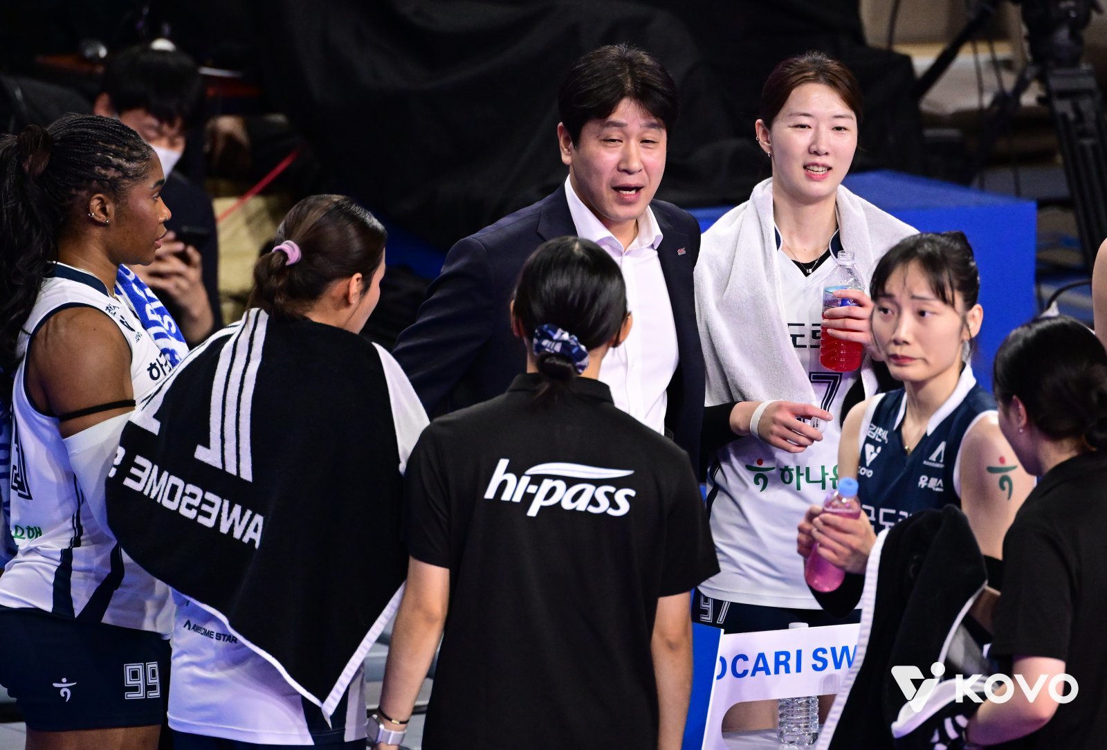 김종민 도로공사 감독(가운데)은 19일 화성종합체육관에서 열린 IBK기업은행과 V리그 여자부 정규리그 2라운드 원정경기에서 3-0으로 이겨 8연승을 달린 뒤 선수들을 향한 칭찬을 아끼지 않았다. 사진제공│KOVO
