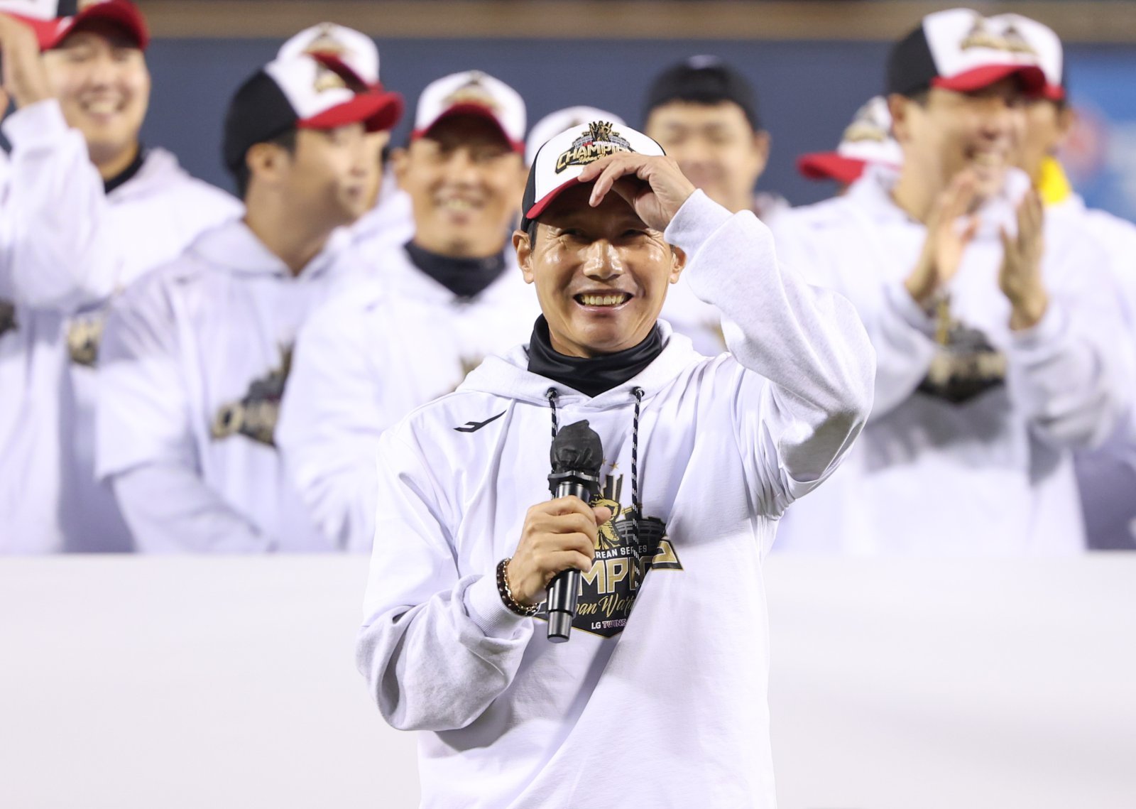 2023시즌을 앞두고 LG 지휘봉을 잡은 염경엽 감독은 첫 계약 기간 3년 동안 두 번의 통합 우승을 만들었다. 압도적인 성과를 앞세워 재계약에도 성공한 그는 이제 2년 전에 내세웠던 목표를 향해 다시 한 번 더 달려간다. 2026년에도 우승에 도전해 LG 왕조 구축의 기틀을 마련한다는 의지다. 지난 1일 잠실구장에서 열린 ‘한국시리즈 통합우승 IN 잠실’ 행사에서 인사말을 하고 있는 염 감독. 뉴시스