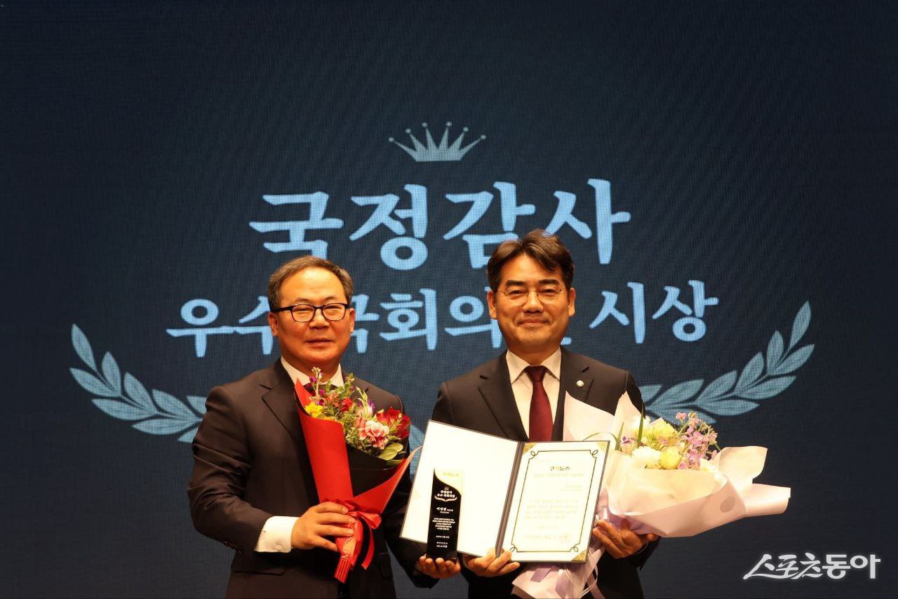 쿠키뉴스(국민일보) 창간 21주년을 맞아 발표된 ‘2025년 국정감사 우수의원’에 이성권 국회의원(오른쪽)이 선정된 가운데 수상 후 기념촬영을 하고 있다. (사진제공=이성권 의원실)