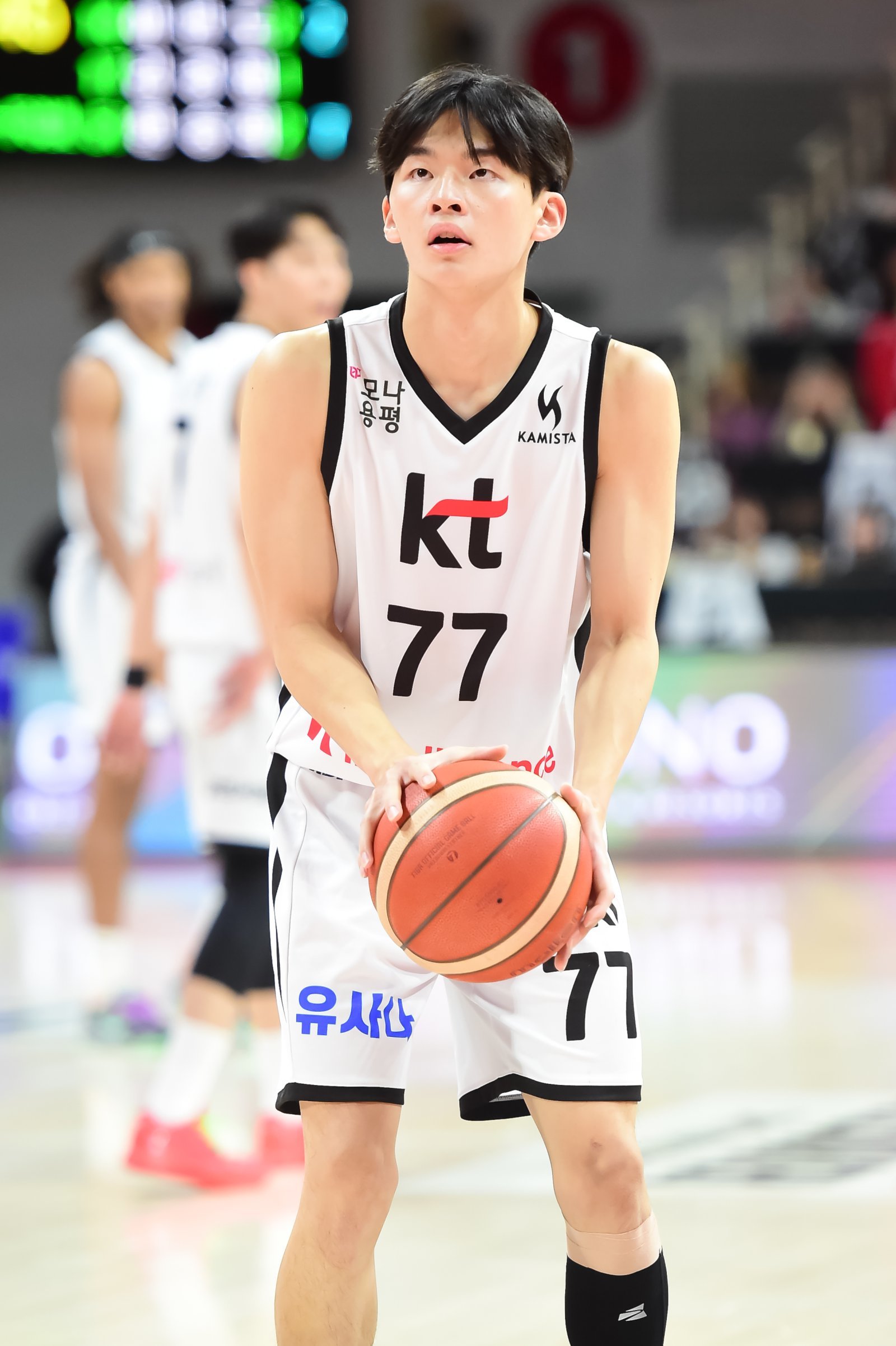 KT 강성욱은 19일 안양서 열린 정관장과 원정경기서 프로 데뷔전을 치러 가능성을 보였다. 그는 가드진 운영이 불안한 팀에 새로운 활력소가 될 수 있을까. 사진제공|KBL