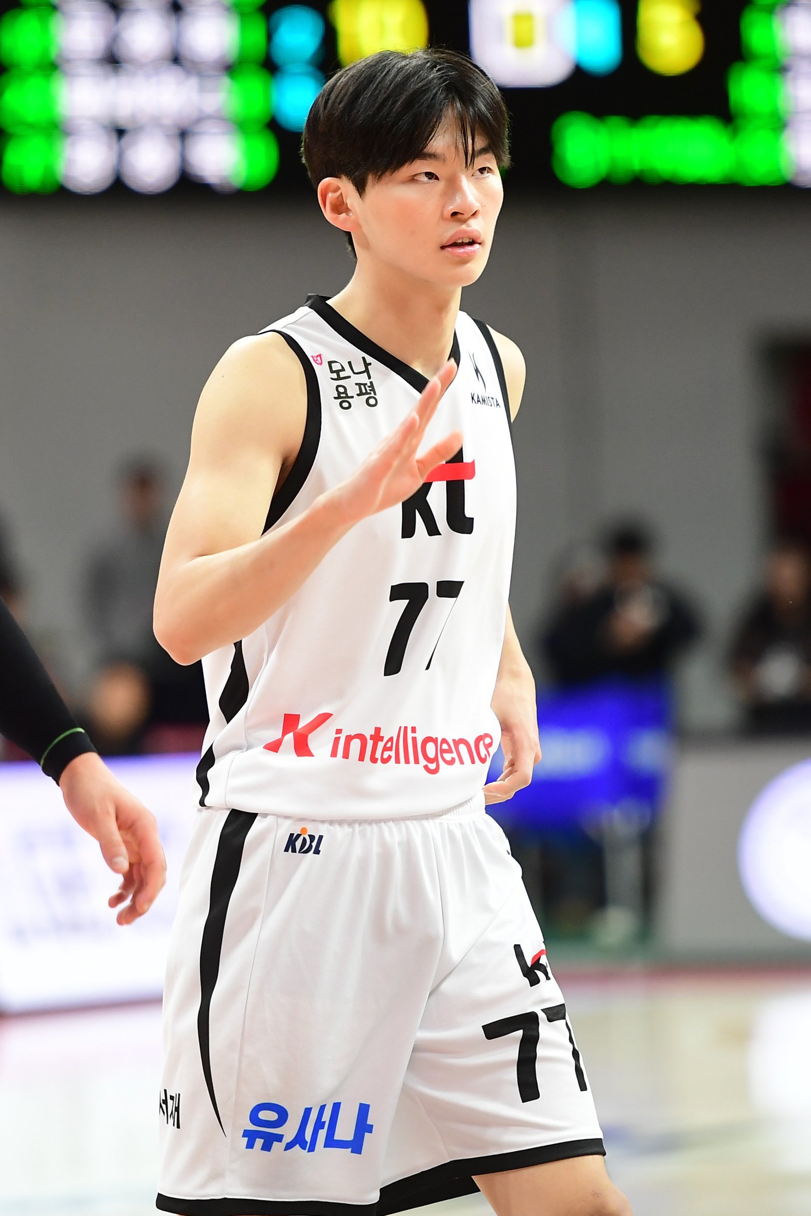 KT 강성욱은 19일 안양서 열린 정관장과 원정경기서 프로 데뷔전을 치러 가능성을 보였다. 그는 가드진 운영이 불안한 팀에 새로운 활력소가 될 수 있을까. 사진제공|KBL