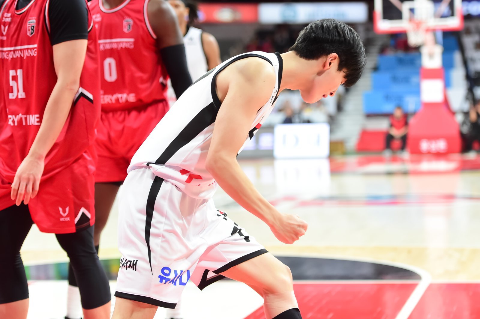 KT 강성욱은 19일 안양서 열린 정관장과 원정경기서 프로 데뷔전을 치러 가능성을 보였다. 그는 가드진 운영이 불안한 팀에 새로운 활력소가 될 수 있을까. 사진제공|KBL