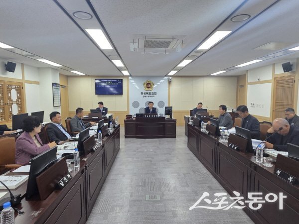 경북도의회 건설소방위원회가 건설도시국과 소방본부를 대상으로 행정사무감사를 하고 있다. 사진제공 ㅣ 경북도의회
