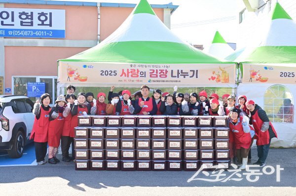 청송군여성자원봉사회가 ‘사랑의 김장 나누기’ 행사를 진행하고 있다. 사진제공 ㅣ 청송군