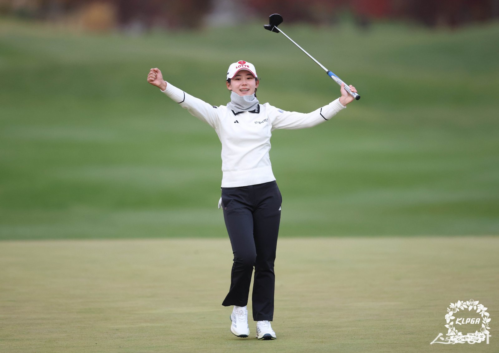 KLPGA 투어 2025시즌 최종전 우승자 황유민이 내년 미국 무대 진출에 앞서 100% 온라인 팬 투표로 선정되는 인기상 2연패에 도전한다. 사진제공 | KLPGA