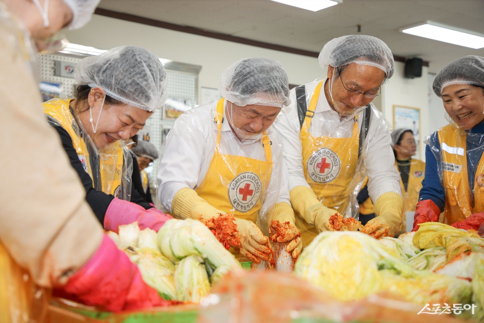 주광덕 시장(오른쪽 세번째)은 19일 동북봉사관에서 대한적십자사봉사회 남양주시협의회와 함께 ‘사랑의 김장 담그기를 하고 있다. 사진제공ㅣ남양주시 