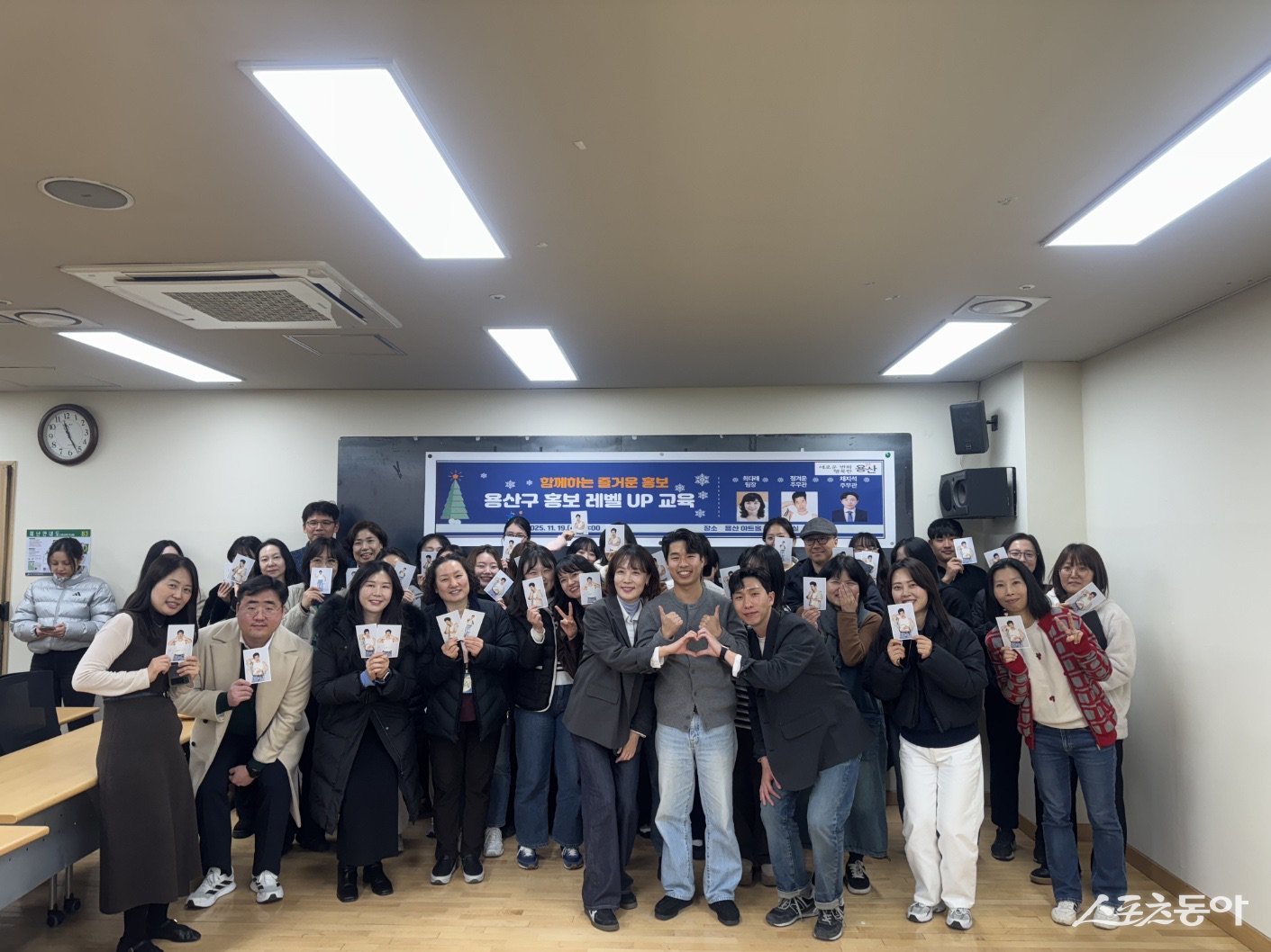 양주시 공무원과 용산구청 홍보담당 공무원들이 19일 용산아트홀에서 기념촬영하고 있다. 사진제공ㅣ양주시 