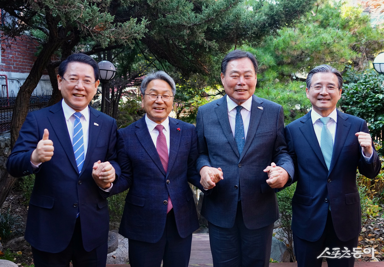 김산 무안군수는 지난 19일 서울에서 김용범 대통령실 정책실장의 주재로 강기정 광주시장, 김영록 전남지사가 첨석한 4자 사전협의를 마치고 기념촬영을 하고 있다. 사진제공=무안군