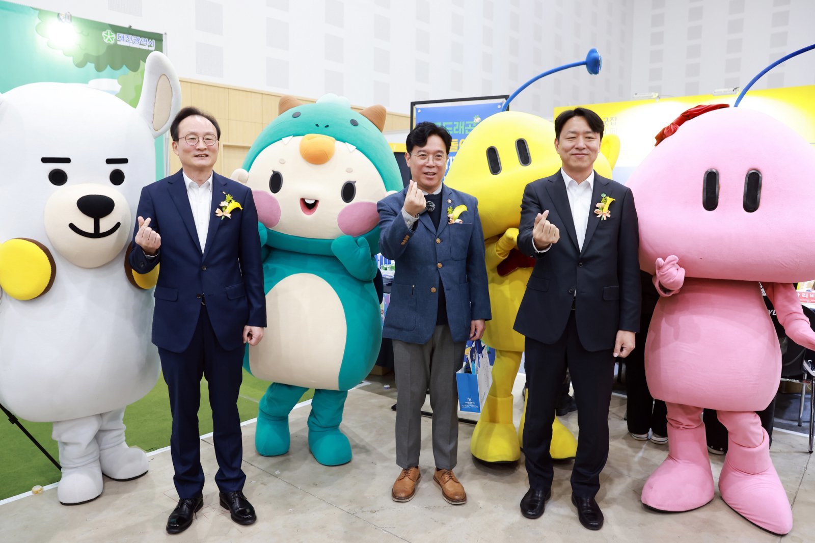 ‘2025 KB굿잡 대전일자리 페스티벌’에서 기념 촬영을 하고 있는 이환주 KB국민은행장, 김영훈 고용노동부 장관, 최성아 대전광역시 정무경제과학부시장(왼쪽부터) 사진제공|KB국민은행