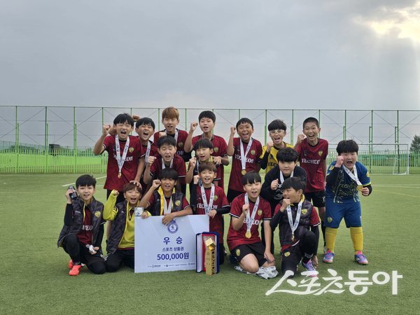 영주 유소년 선수단 ‘BEES’가 아이리그 챔피언십 우승을 한 후 기념촬영을 하고 있는 모습. 사진제공ㅣ영주시