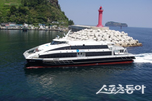 동절기 여객선 정기검사로 인한 울릉도 뱃길 중단을 막기 위해 대체 투입되는 썬라이즈호. 사진제공 ㅣ 경북도