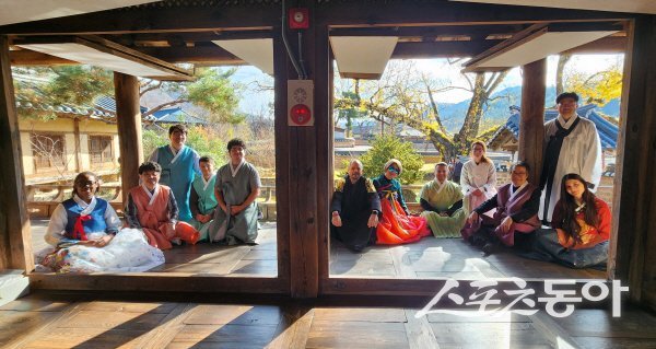 한류 기반 전통문화 확산 팸투어 참가자들이 영양 ‘서석지’서 한복 착용 체험을 하고 있다. 사진제공 ㅣ 국학진흥원