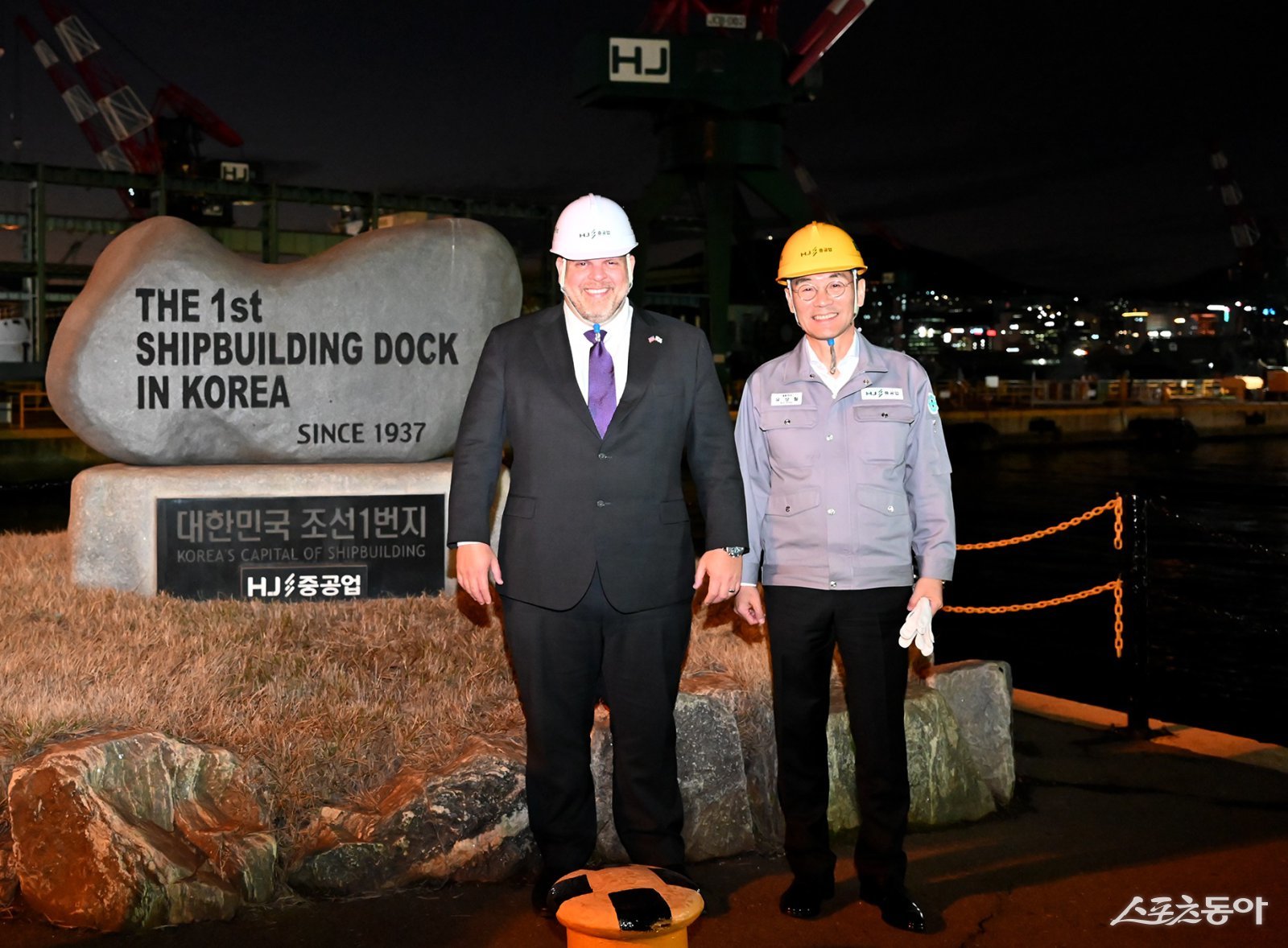 지난 11일 미 상무부 알렉스 크루츠(왼쪽) 부차관보가 HJ중공업 영도조선소를 방문해 HJ중공업 유상철 대표와 기념 촬영을 했다. (사진제공=HJ중공업)