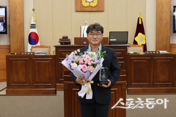 황문익 봉화군의원이 ‘경상북도 의정봉사대상’을 수상하고 있다. 사진제공 ㅣ 봉화군의회