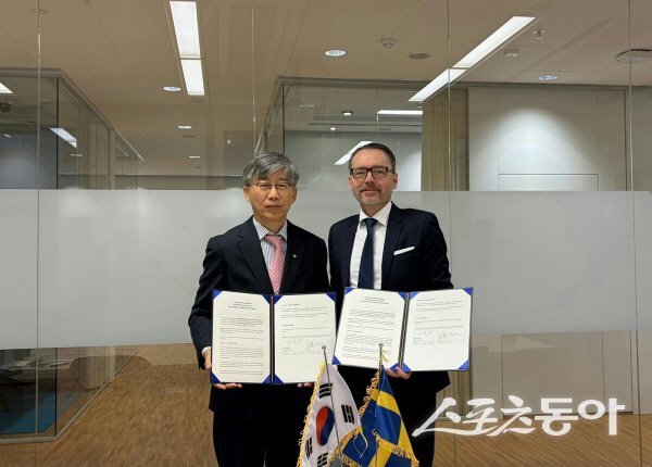 스웨덴 SKB와 방사성폐기물 관리 협력 강화를 위한 양해각서를 체결하고 있다. 사진제공 ㅣ 원자력환경공단