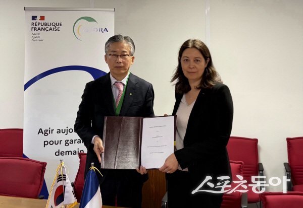 프랑스 ANDRA와 방사성폐기물 관리 협력 강화를 위한 양해각서를 체결하고 있다. 사진제공 ㅣ 원자력환경공단