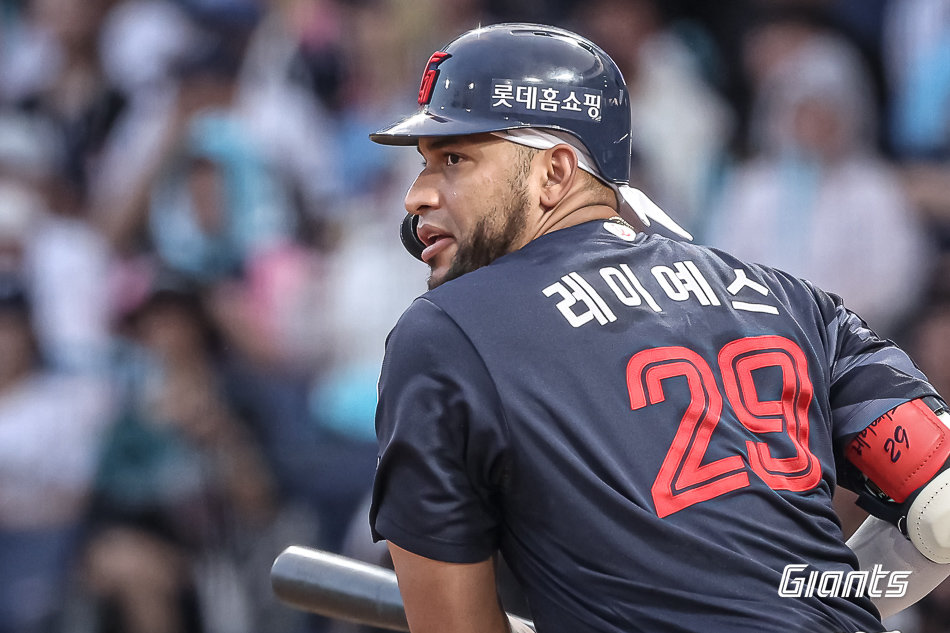 롯데가 지난해부터 2연속시즌 최다안타 1위를 차지한 빅터 레이예스와 재계약을 추진하고 있다. 사진제공|롯데 자이언츠