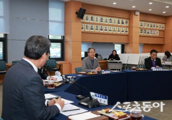 영양군이 19일 청양군청 대회의실에서 개최된 지자체 협력체계 가동 회의에 참석해 발언하고 있는 모습. 사진제공ㅣ영양군