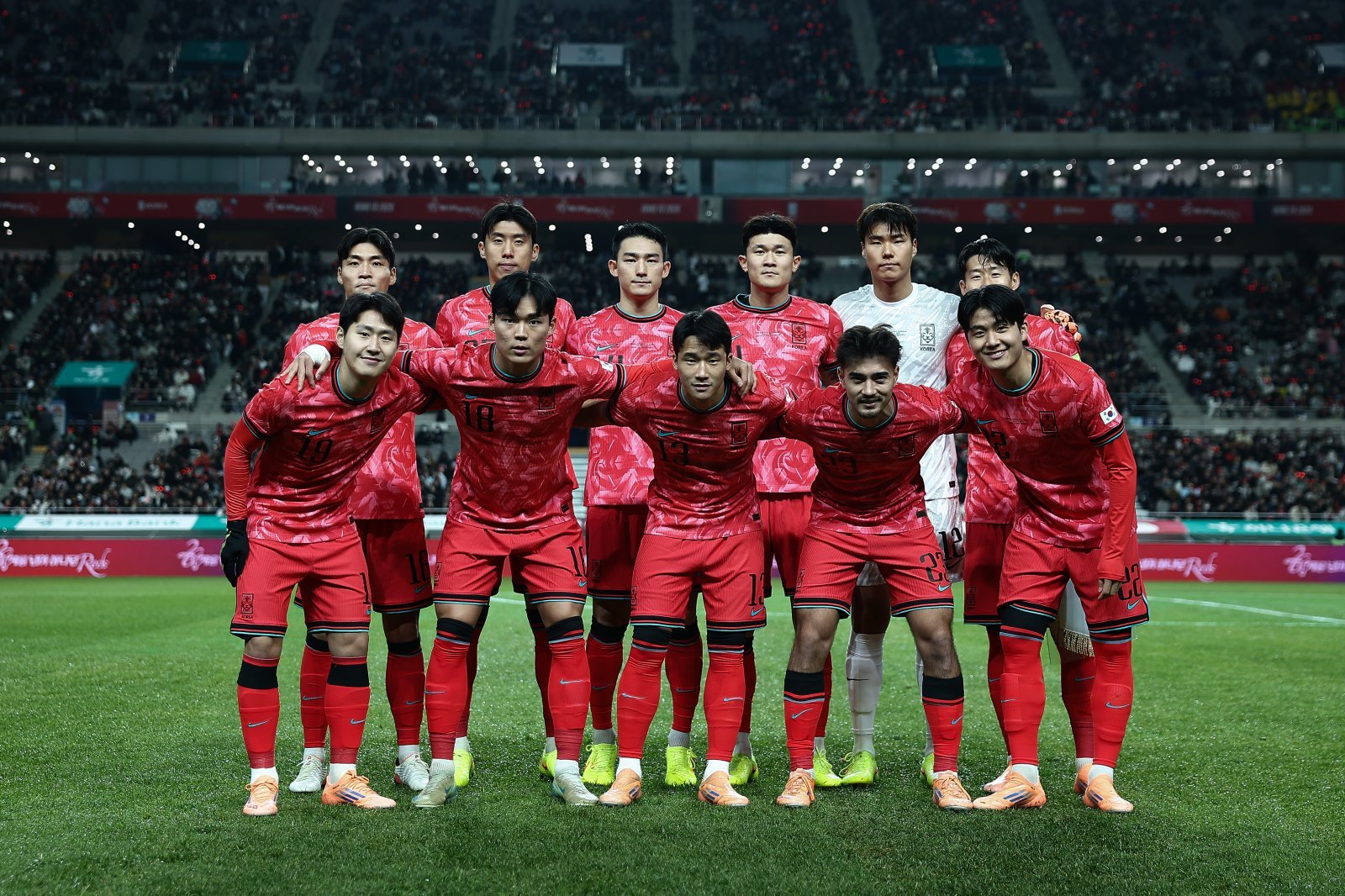 축구국가대표 선수들이 18일 서울월드컵경기장에서 열린 가나와 친선전에 앞서 기념촬영을 하고 있다. 사진제공|대한축구협회