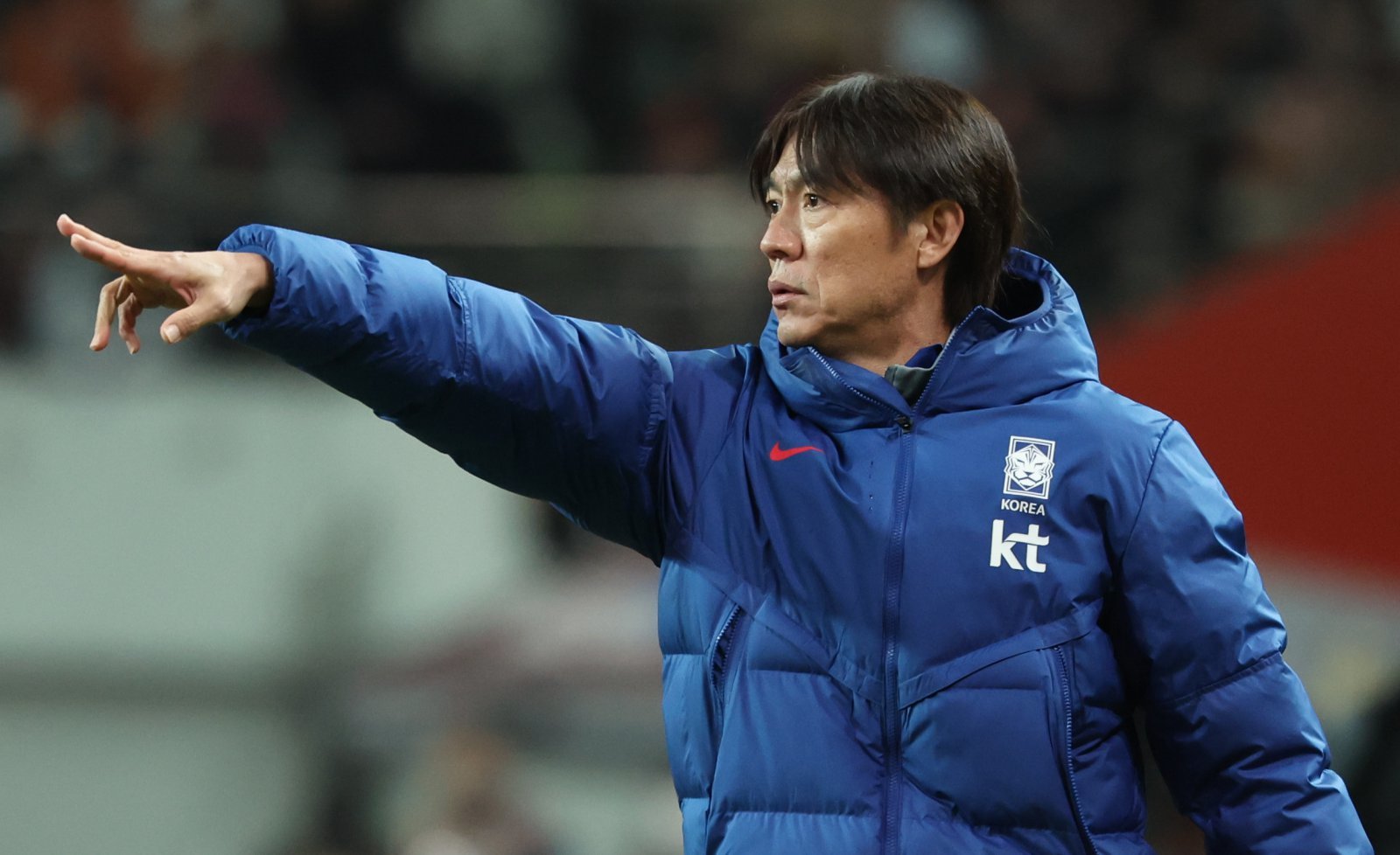 홍명보 축구국가대표팀 감독이 18일 서울월드컵경기장에서 열린 가나와 친선전 도중 선수들에게 작전을 지시하고 있다. 상암|뉴시스