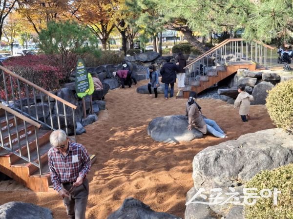 수성못 솔숲광장 내 맨발 걷기 힐링장에서 사람들이 거닐고 있는 모습. 사진제공ㅣ대구 수성구