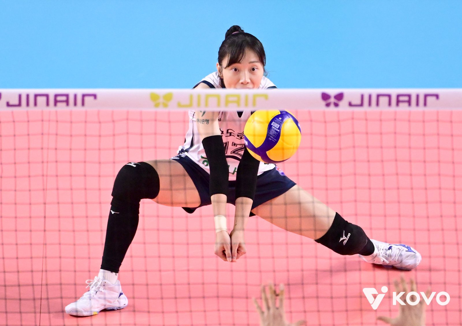 도로공사 문정원은 리베로 전향 첫 시즌 대다수 수비 지표에서 리그 최상위권에 이름을 올리며 팀의 선두 도약에 앞장섰다. 이젠 수비형 아포짓 스파이커가 아닌 리베로로서 기량을 인정받겠다는 의지다. 사진제공│KOVO