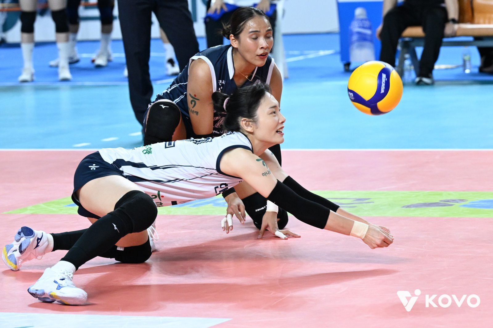 도로공사 문정원(앞)은 리베로 전향 첫 시즌 대다수 수비 지표에서 리그 최상위권에 이름을 올리며 팀의 선두 도약에 앞장섰다. 이젠 수비형 아포짓 스파이커가 아닌 리베로로서 기량을 인정받겠다는 의지다. 사진제공│KOVO