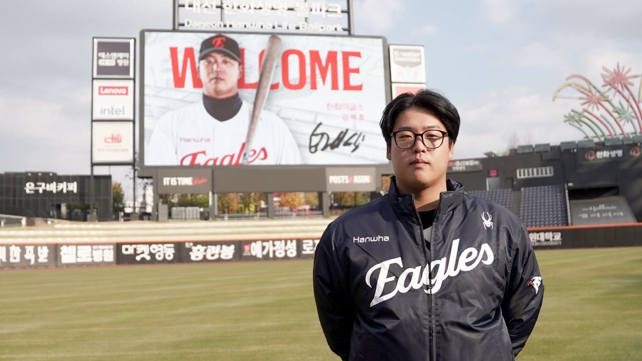 한화 강백호가 20일 대전한화생명볼파크에서 FA 계약을 체결한 뒤 기념사진을 촬영하고 있다. 사진제공|한화 이글스