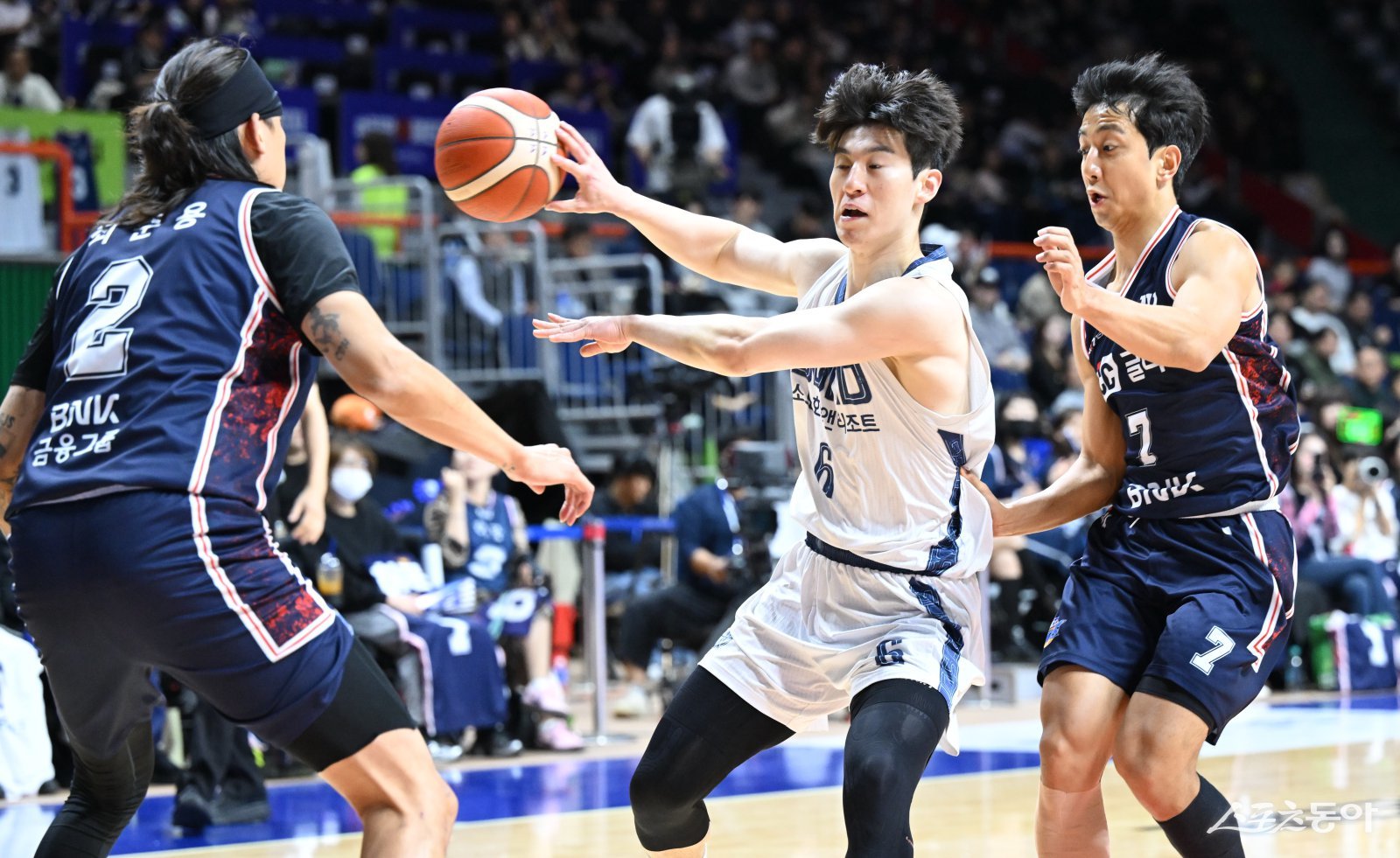 소노 이정현(가운데)이 20일 부산 사직체육관에서 열린 KCC전 도중 최준용(왼쪽)과 허훈의 수비를 피해 패스를 하고 있다. 사진제공|KBL
