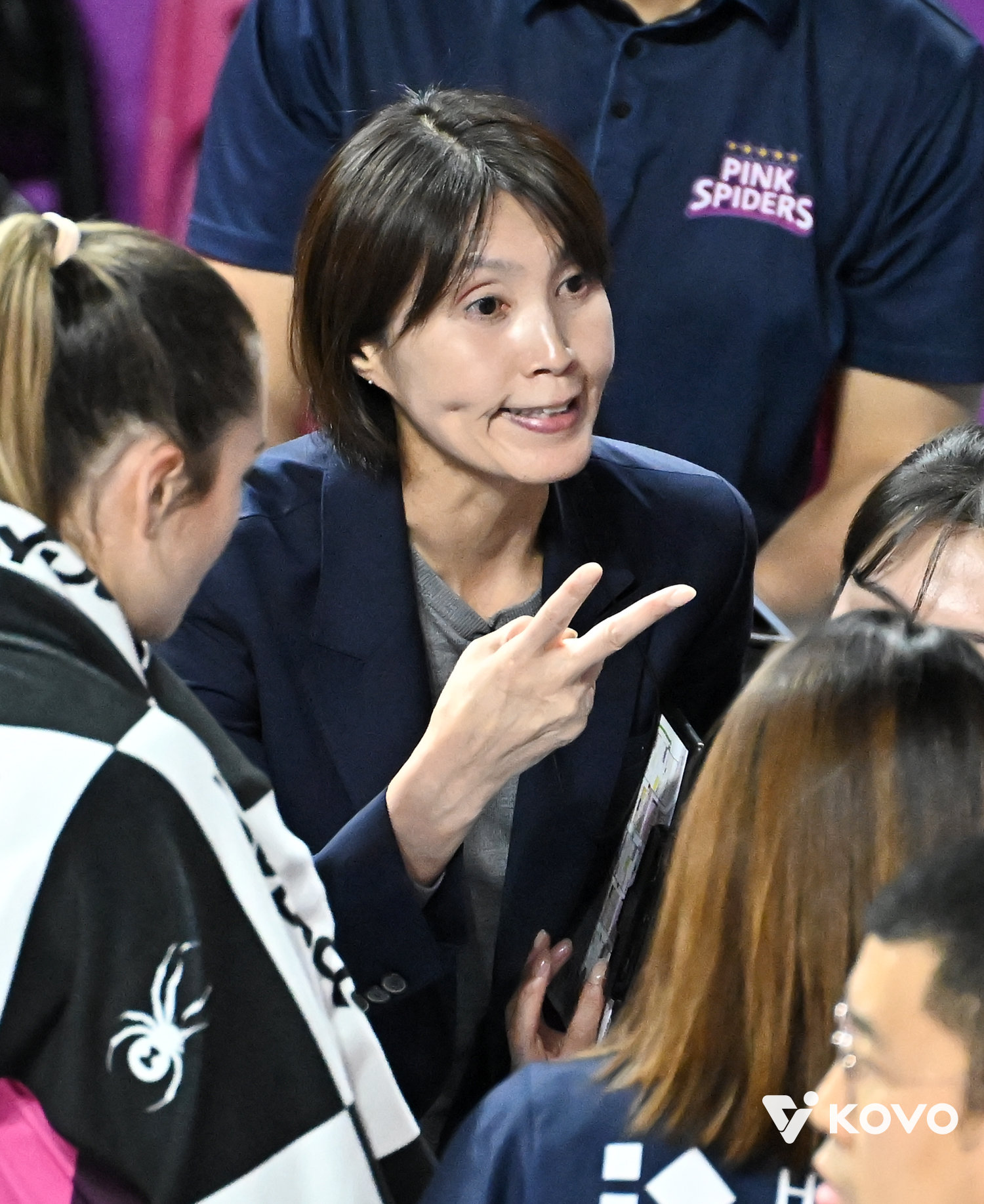 요시하라 도모코 흥국생명 감독이 20일 GS칼텍스와 V리그 여자부 인천 홈경기 도중 선수들에게 작전지시를 하고 있다. 사진제공|KOVO