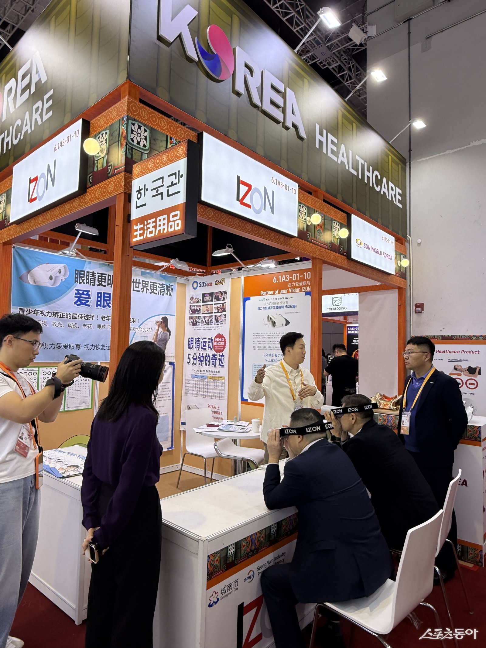 해외 바이어들이 중국 국제수입박람회에 마련된 성남 기업부스에서 제품을 체험하고 있다. 사진제공ㅣ성남시